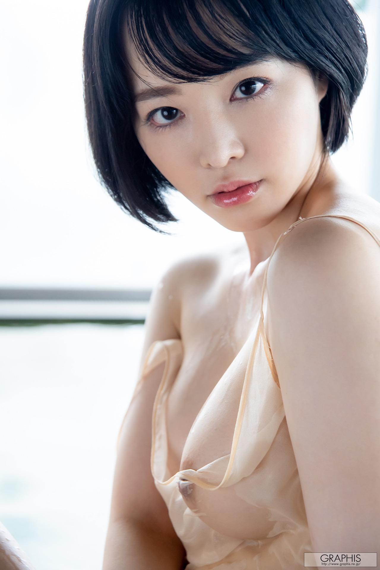 三宫つばき展现日本女神白嫩肌肤与极品美乳姿态